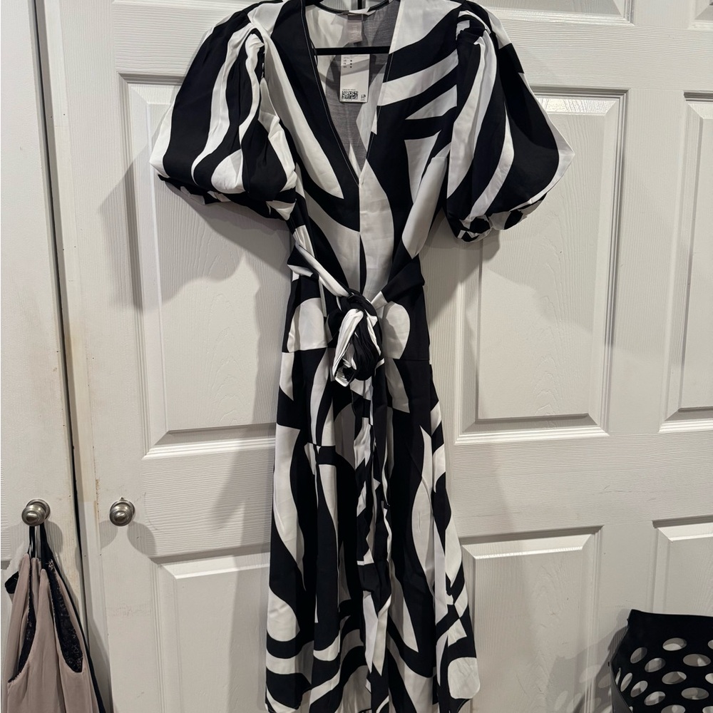H&M Black and White Puff Sleeve Sundress